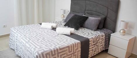 2 bedrooms, iron/ironing board, free WiFi, bed sheets