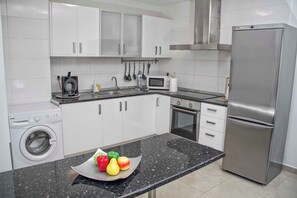 Fridge, microwave, oven, coffee/tea maker