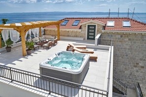 Terrace/patio - 5* Luxury Stone Villa Diamond with pool, hot tub and sauna (Jesenice)