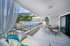 Outdoor dining - 5* Luxury Stone Villa Diamond with pool, hot tub and sauna (Jesenice)