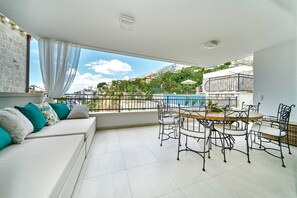 Outdoor dining - 5* Luxury Stone Villa Diamond with pool, hot tub and sauna (Jesenice)