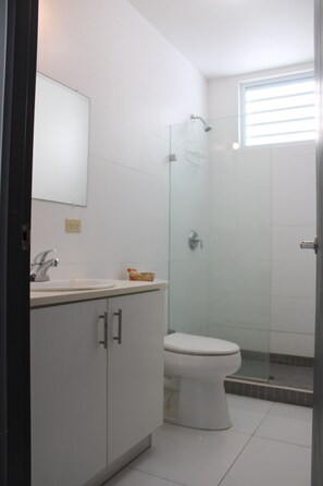 ฝักบัว, ไดร์เป่าผม, ผ้าเช็ดตัว, สบู่