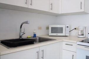 Refrigerador, microondas, utensilios de cocina