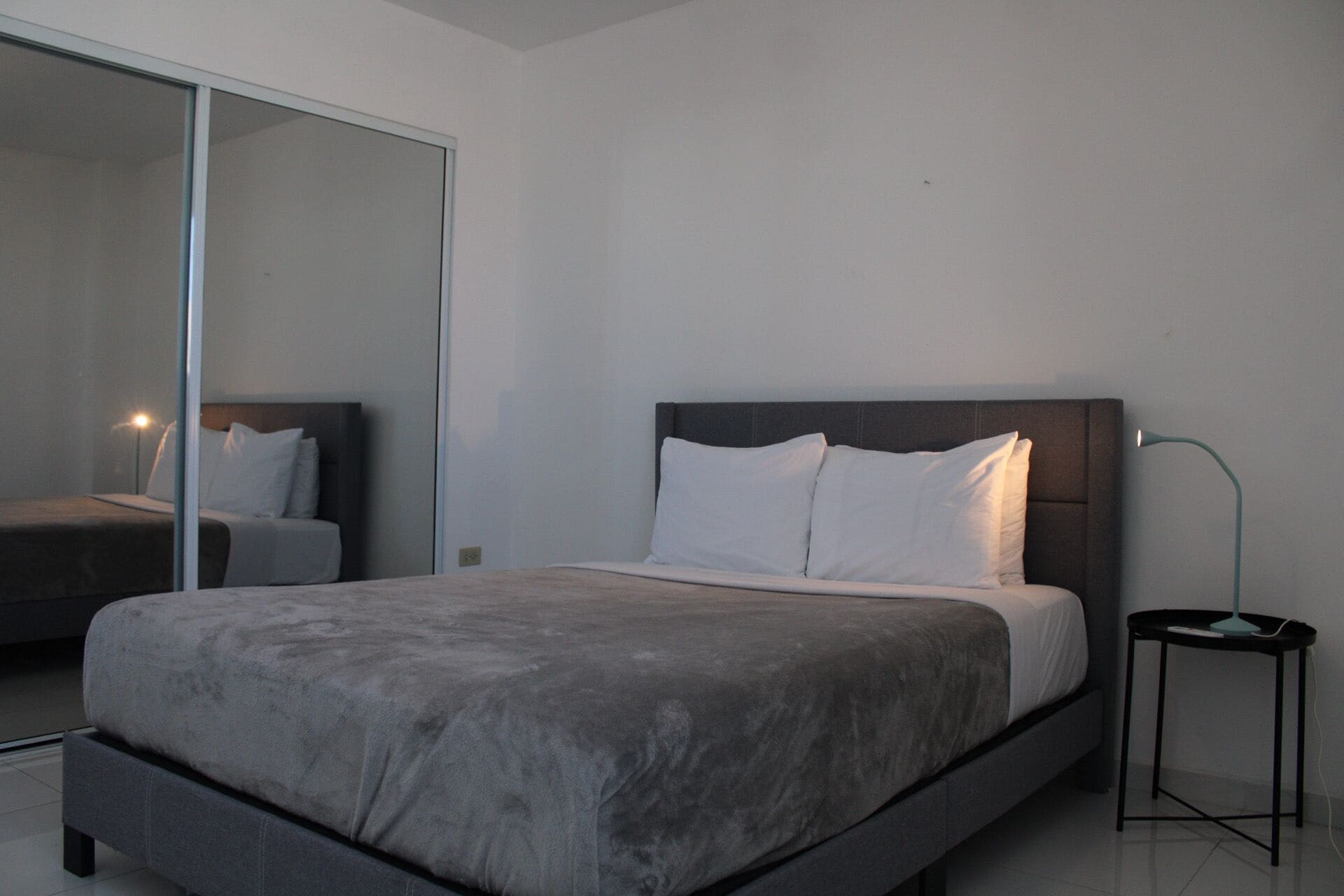 Tabla de planchar con plancha, wifi gratis y ropa de cama 