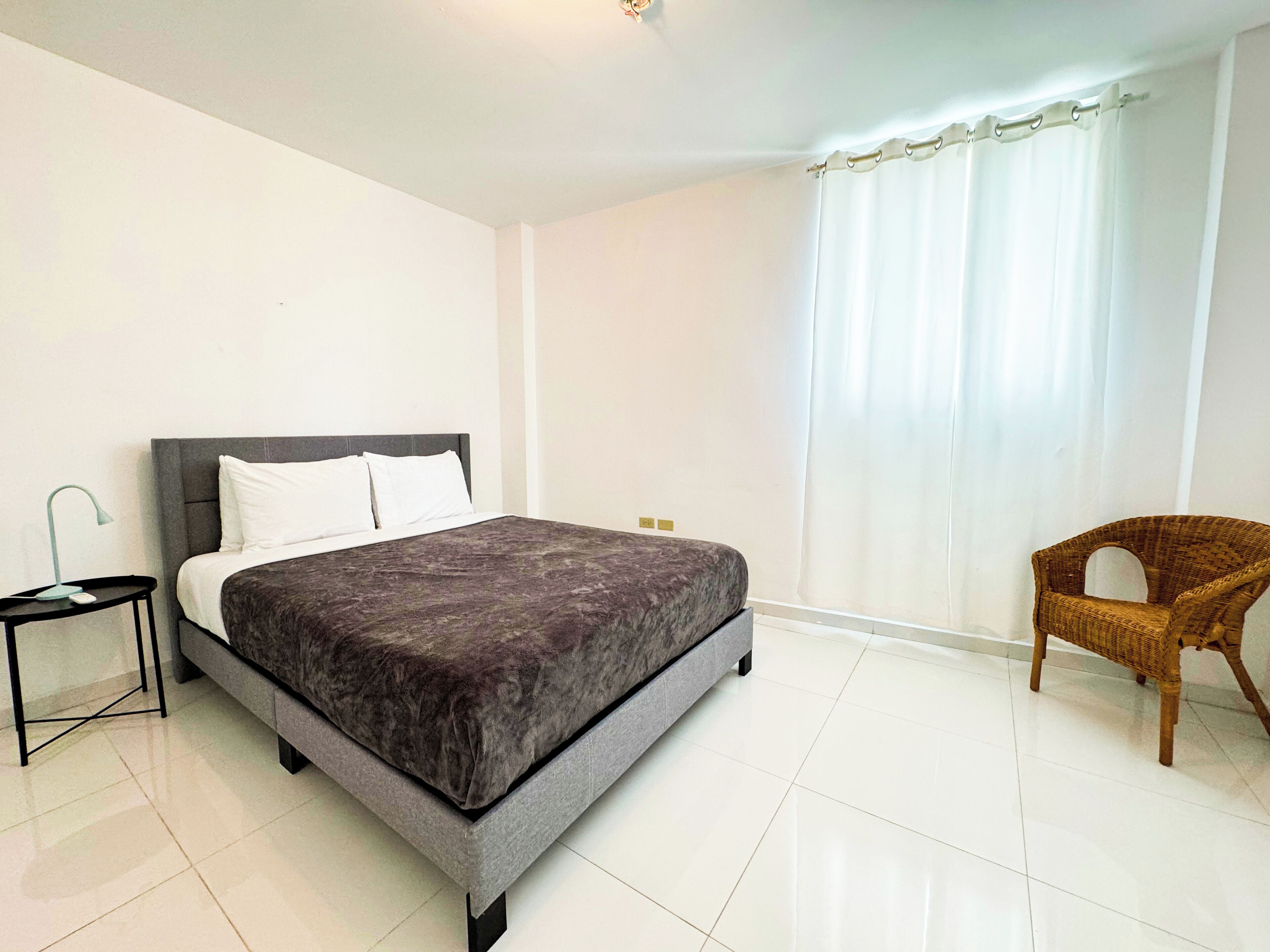 Habitación básica doble de uso individual | Tabla de planchar con plancha, wifi gratis, ropa de cama