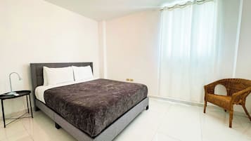 Habitación básica doble de uso individual | Tabla de planchar con plancha, wifi gratis, ropa de cama