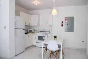Fridge, microwave, cookware/dishes/utensils - Arecibo Hotel 2101 (Arecibo)