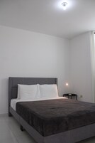 Tabla de planchar con plancha, wifi gratis y ropa de cama 