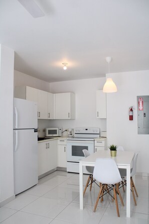 ตู้เย็น, ไมโครเวฟ, เครื่องครัว/จาน/ช้อนส้อม