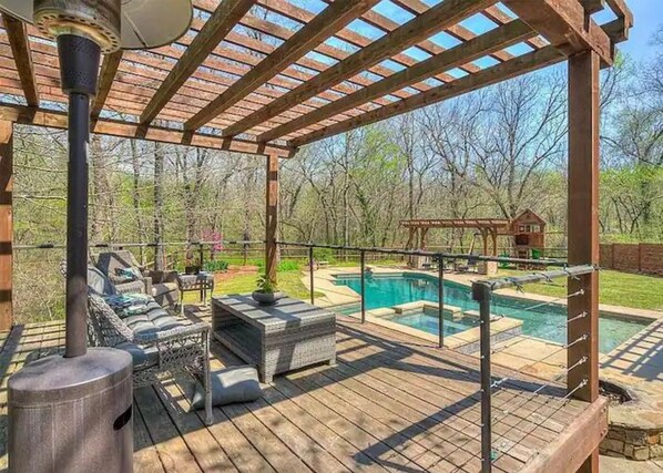 Terrace/patio - Fall & Winter discounts! Enjoy the hot tub and fire pit! (Catoosa)