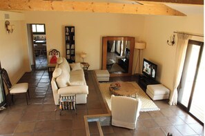 DVD player, livros, videoteca