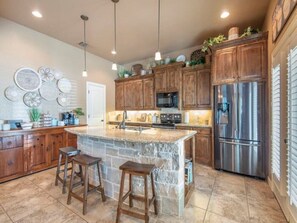 Fridge, microwave, oven, stovetop - The First Place- Gorgeous 3/2 walk to Square/TWU (Denton)