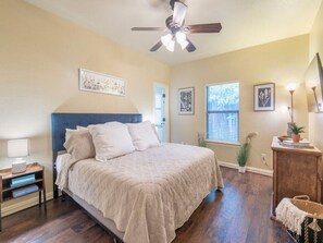 3 bedrooms, desk, iron/ironing board, travel crib - The First Place- Gorgeous 3/2 walk to Square/TWU (Denton)
