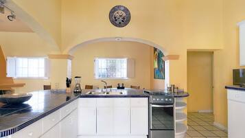Rumah Panorama | Dapur pribadi | Lemari es, microwave, oven, dan kompor