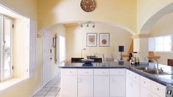 Casa panorámica | Cocina privada | Refrigerador, microondas, horno y parrilla de estufa