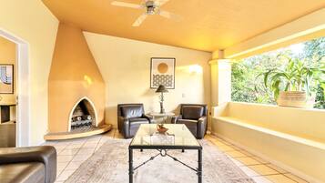 Casa panorámica | Área de sala de estar | Televisión LED de 50 pulgadas con canales por cable y televisión