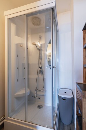 Een douche, een haardroger, handdoeken, zeep