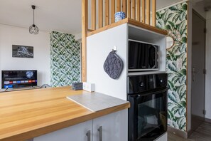 Fridge, microwave, oven, stovetop