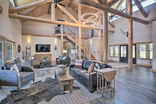 The Lodge · Secluded Lodge with Mountain Views and Hot Tub