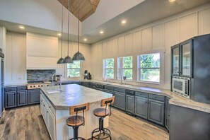 冷蔵庫、電子レンジ、オーブン、コンロ