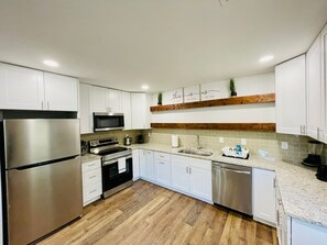 Kjøleskap, mikrobølgeovn, ovn og kokeplater