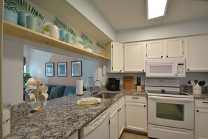Fridge, microwave, oven, stovetop - Thanksgiving OPEN! Short Walk 2 BEACH w/ POOL! (Gulf Shores)