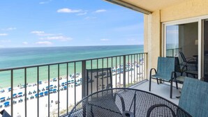Ein Balkon mit Blick auf Strand und Meer.