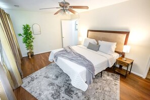 3 bedrooms, desk, iron/ironing board, WiFi - Central DC Metro Area Location, 3 bdrm 3.5 Bath home w/ KING bed, Deck, Parking (Burtonsville)