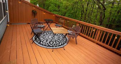 Central DC Metro Area Location, 3 bdrm 3.5 Bath home w/ KING bed, Deck, Parking