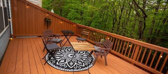 Central DC Metro Area Location, 3 bdrm 3.5 Bath home w/ KING bed, Deck, Parking