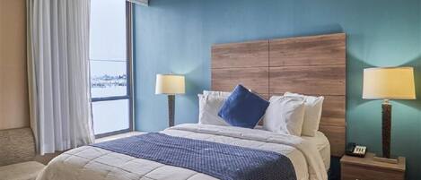 1 slaapkamer, een bureau, een strijkplank/strijkijzer, internet