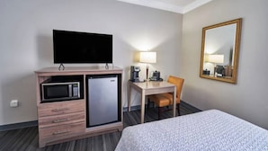 1 habitación, escritorio, tabla de planchar con plancha y internet 