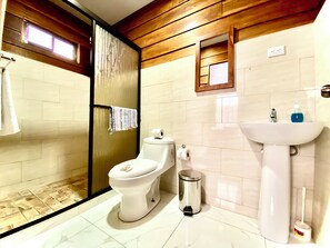 Dusche, Haartrockner, Handtücher, Seife