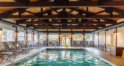 Lincoln NH | Ski Town Stay | Pool & Mountain Access