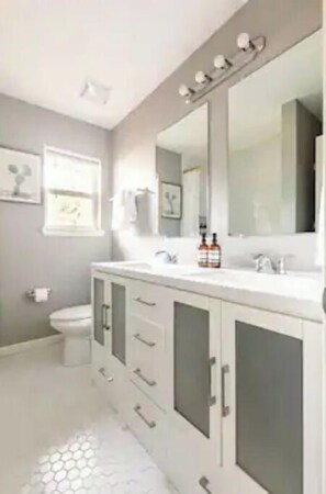 Combined shower/tub, hair dryer, towels, soap