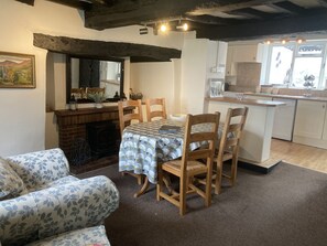 Smart TV - Quaint cottage Tygwyn with all weather Hot Tub. (Llanarmon Dyffryn Ceiriog)