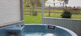 Quaint cottage Tygwyn with all weather Hot Tub.
