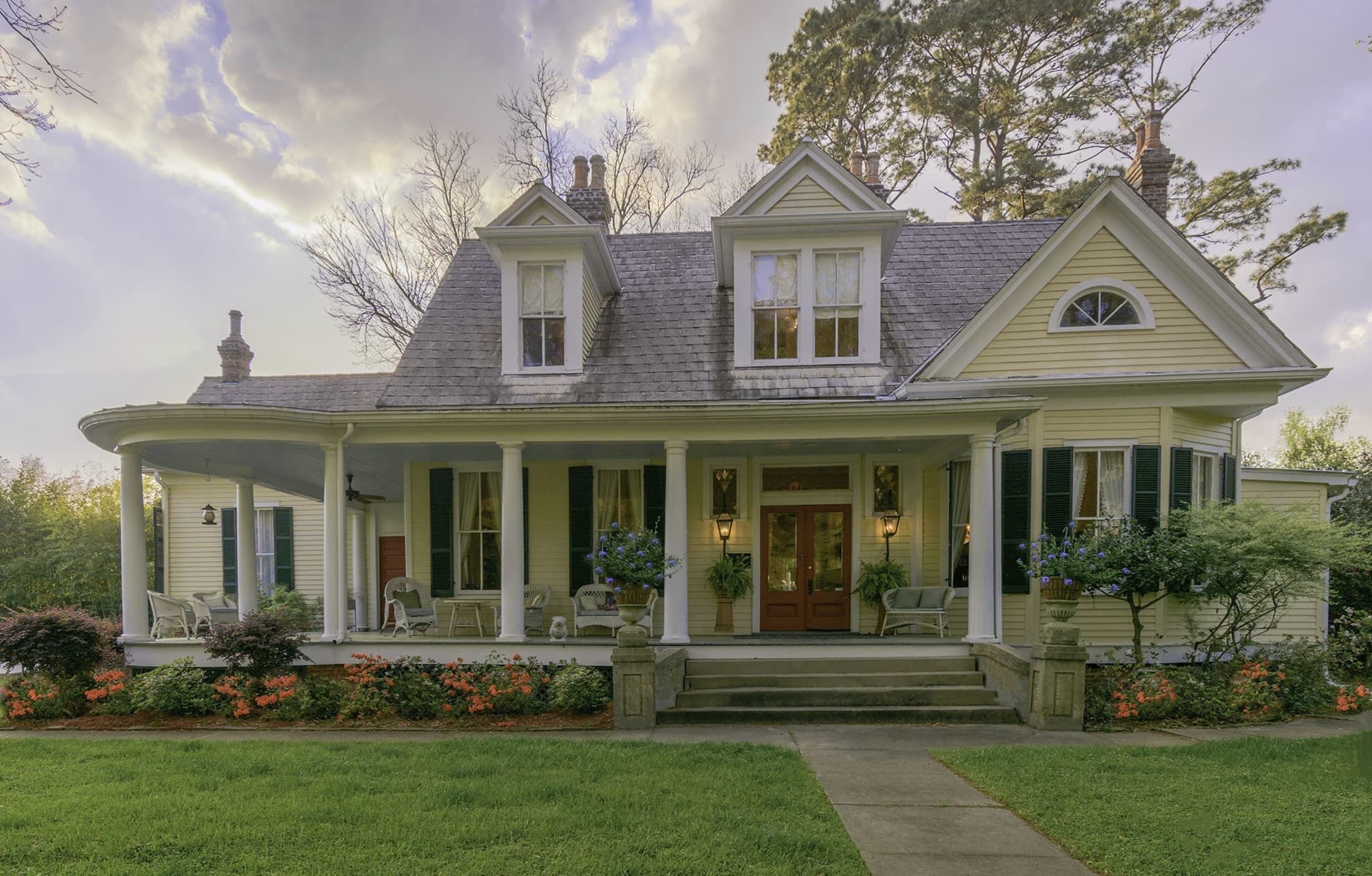 Historic Home on Mississippi River with Live Oaks 2 minutes from Main Street! 