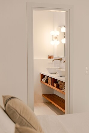 2 habitaciones, escritorio, tabla de planchar con plancha y wifi gratis 