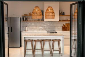 Kühlschrank, Mikrowelle, Ofen, Herdplatte