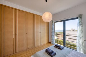 3 quartos, ferros/tábuas de passar roupa, berço de viagem