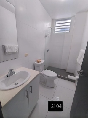 Basic Room | Bathroom | Shower, towels, soap, shampoo - Arecibo Hotel 2104 (Arecibo)