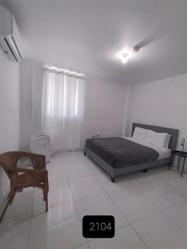 Basic Room | Iron/ironing board, WiFi (free), individually decorated - Arecibo Hotel 2104 (Arecibo)