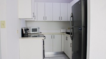 Refrigerador, microondas, cafetera/tetera, utensilios de cocina