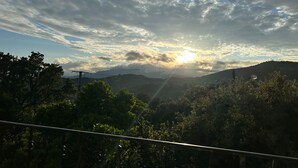 A view of a mountainous landscape with trees and a clear sky. - Comfortable villa with private pool 5 minutes from the beach (zonza)