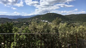 A scenic view of a mountainous landscape with a clear sky and scattered clouds. - Comfortable villa with private pool 5 minutes from the beach (zonza)