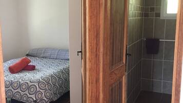 2 chambres, fer et planche à repasser, Wi-Fi gratuit, draps fournis