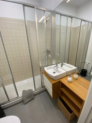 Shower - Cozy Apartment in Anjos | Balcony | A/C (Lisboa)
