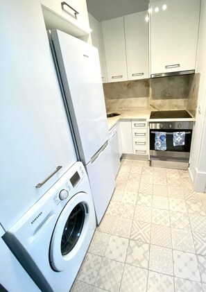 Réfrigérateur, micro-ondes, four, plaque de cuisson