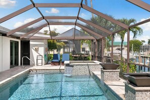 A heated pool - Island Retreat .6 miles from the beach! (Marco Island)